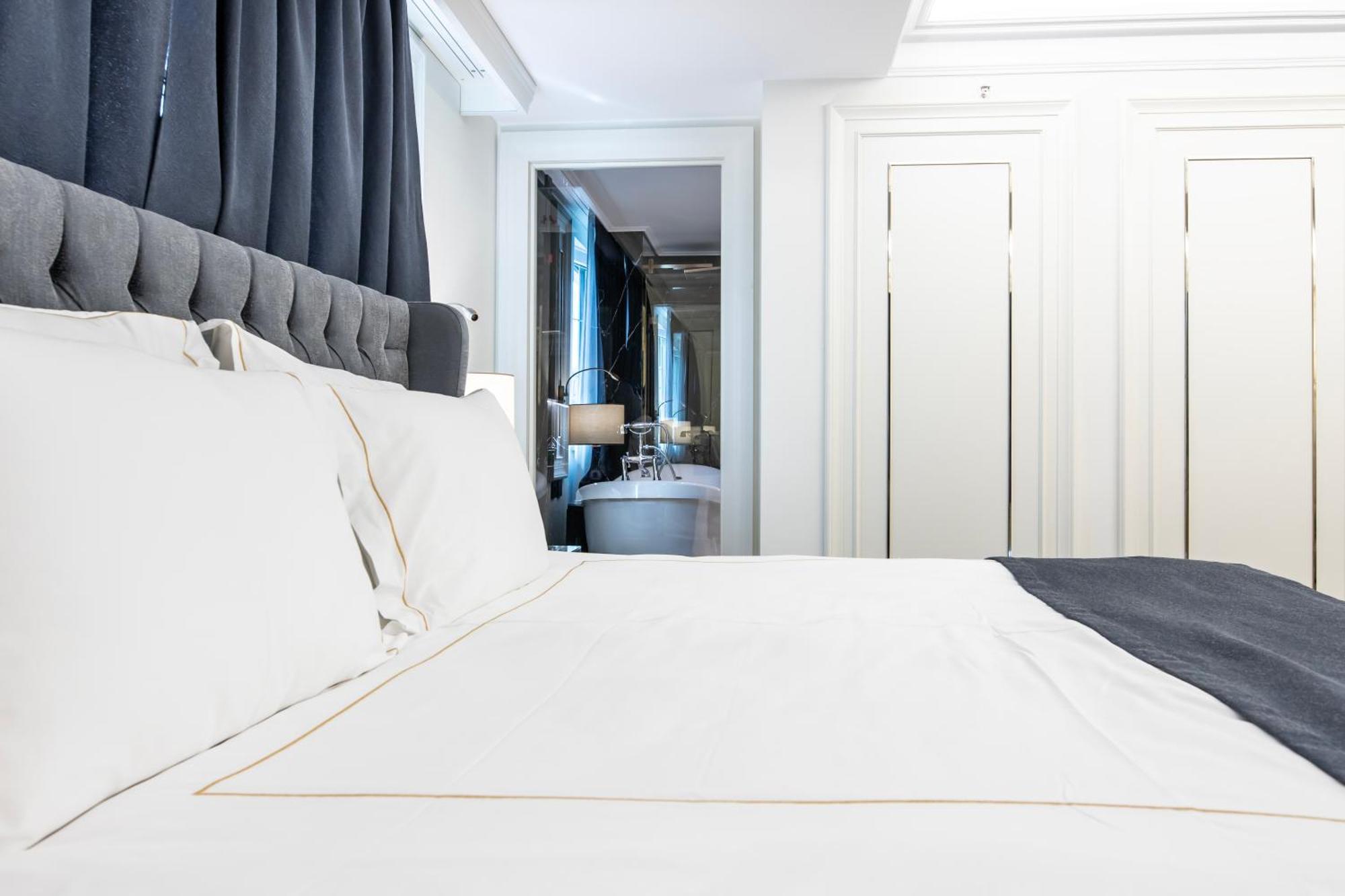 Xheko Imperial Luxury Hotel & Spa Tirana Exterior photo A bedroom at the hotel