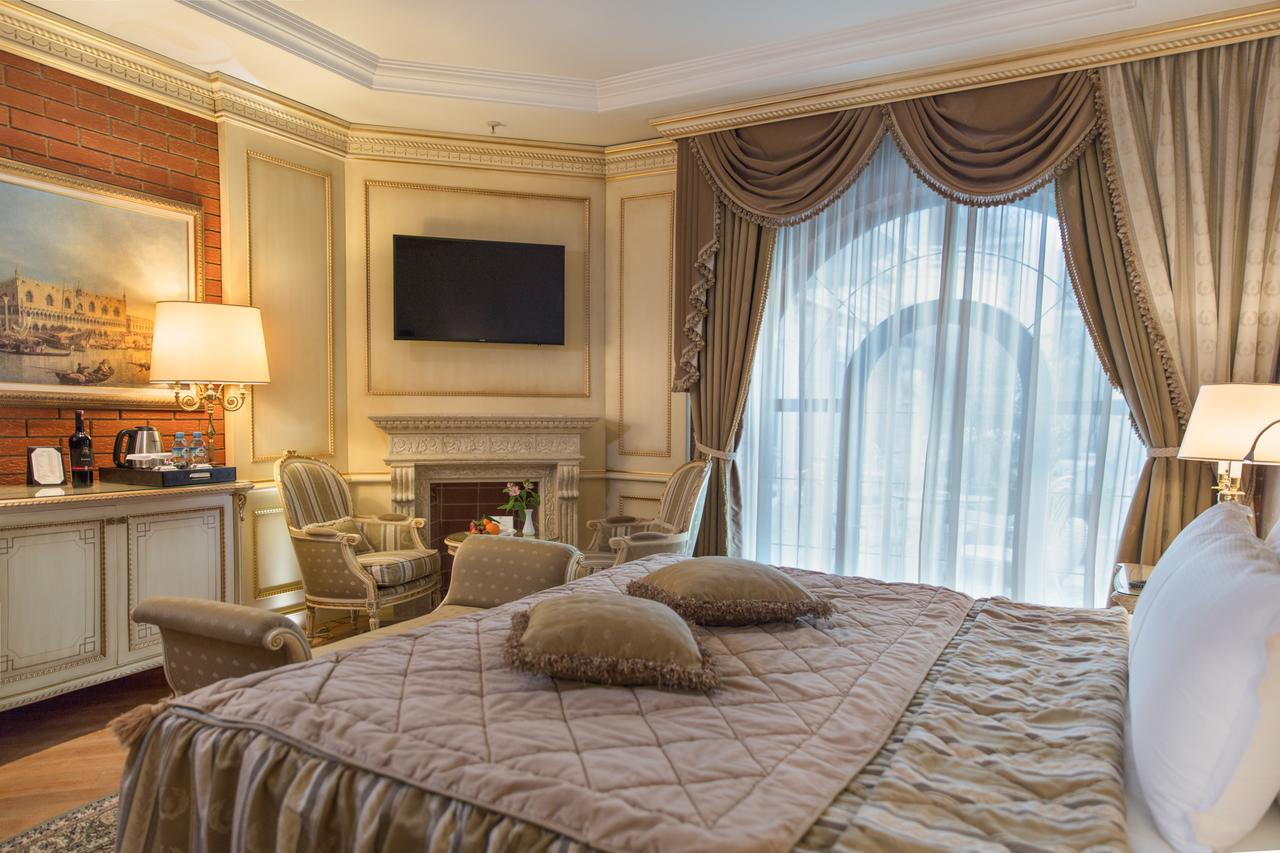 Xheko Imperial Luxury Hotel & Spa Tirana Exterior photo A bedroom at the hotel